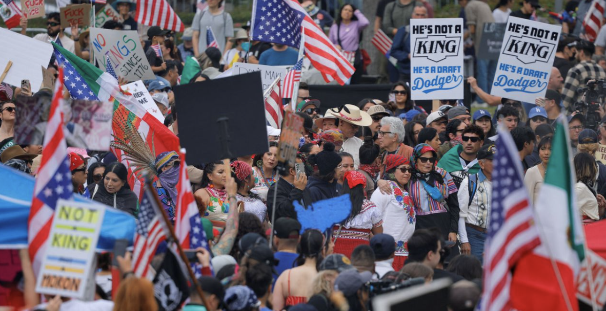 Miles de vecinos de Donald Trump van a su casa de Mar-a-Lago a gritarle: ‘No Kings’